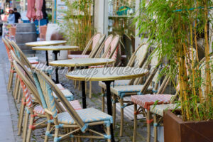 Strassen-Cafe vor dem Geschäft - ImageShop