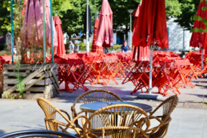 Strassen-Restaurant auf Platz in der Stadt - ImageShop