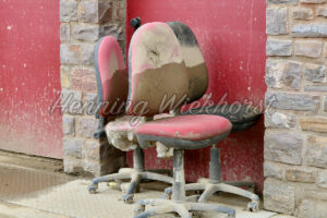 Stuhl am Strassenrand im Ahrtal (3 Wochen n. d. Flut) - ImageShop