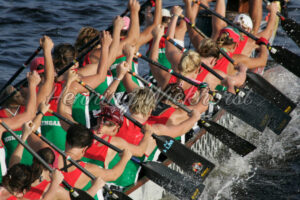 Synchronisierte Teamarbeit im Drachenboot - ImageShop