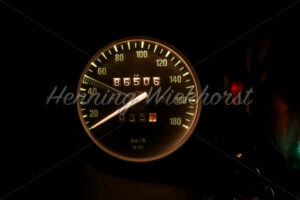 Tachometer im Dunkeln - ImageShop