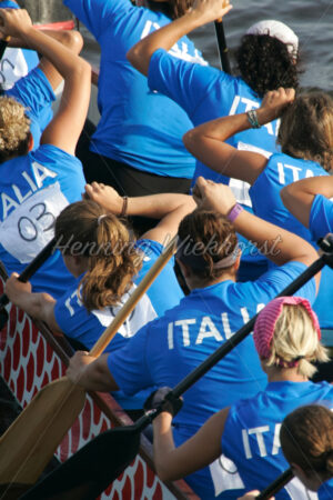 Team und Paddel in einem Drachenboot - ImageShop