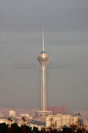 Teheran (2) – Fernsehturm in der Sonne - ImageShop