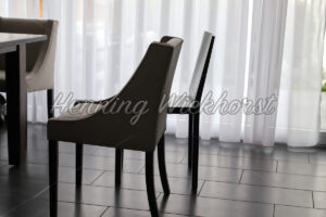 Tisch und Stuhl im Raum - ImageShop