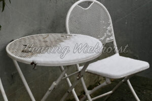 Tisch und Stuhl und Schnee - ImageShop