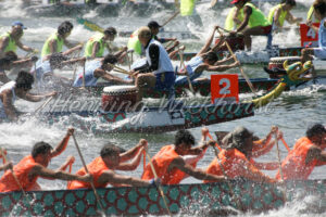 Trommler von einem Drachenboot mitten im Rennen - ImageShop