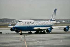 United-Jumbo-Jet auf dem Rollfeld - ImageShop