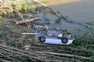 Unrat der Flut mit Auto (3 Tage n. d. Flut) - ImageShop