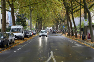 Verkehr auf nasser Strasse - ImageShop