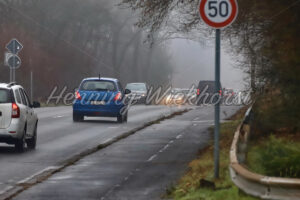 Verkehr auf winterlicher Strasse im Nebel - ImageShop