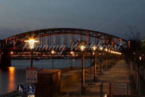 Verlassene Uferpromenade in Köln - ImageShop