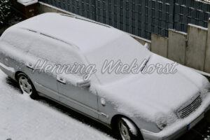 Verschneites Auto - ImageShop