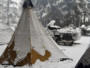Verschneites Tipi-Zelt - ImageShop