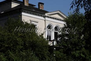 Villa hinter Bäumen - ImageShop Online