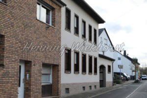 Villiprott (15) – Durchaus typische Hausfassaden - ImageShop Online