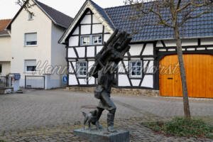 Villiprott (16) – Skulptur auf dem Dorfplatz - ImageShop Online