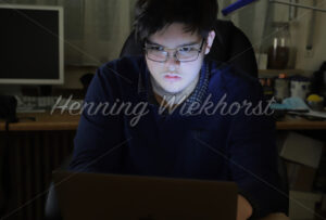 Vom Laptop erleuchteter Junge - ImageShop
