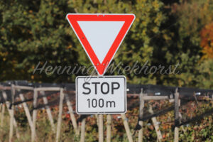 Vorfahrt geben und stoppen in 100m - ImageShop