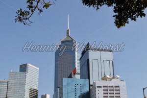 Wan Chai in Hong Kong unter blauem Himmel - ImageShop Online
