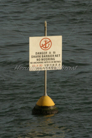 Warnschild vor dem Hai-Netz - ImageShop