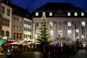 Weihnachtsbaum vor dem Rathaus - ImageShop