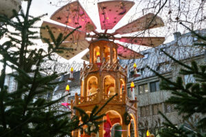 Weihnachtspyramide zwischen Tannen auf dem Markt - ImageShop