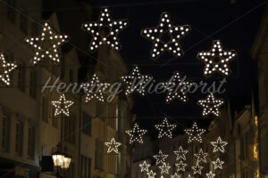 Weihnachtssterne am Stadthimmel - ImageShop
