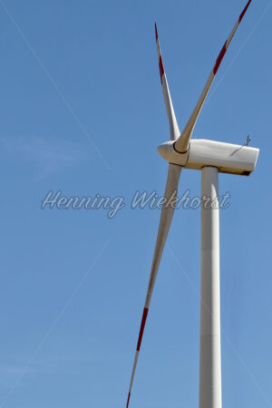 Windkraftanlage und blauer Himmel - ImageShop