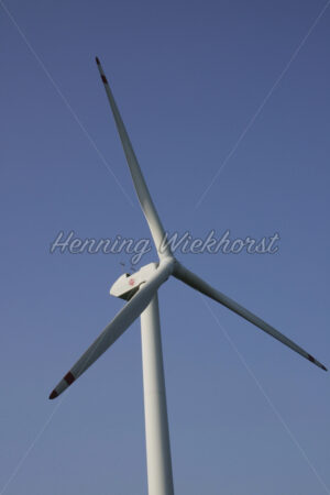 Windrad am blauen Himmel - ImageShop