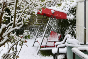 Winterliche Gartenschaukel - ImageShop