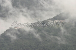 Wolken verschleiern Haus und Berg - ImageShop