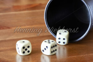Würfel aus dem Becher - ImageShop