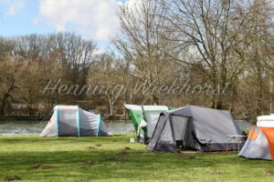 Zelten am Flussufer - ImageShop