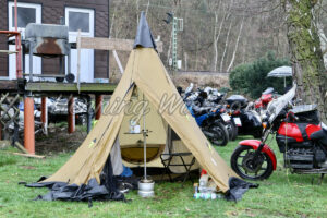 Zelten auf einem Motorradtreffen - ImageShop