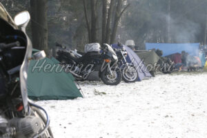 Zelten und Camping im Schnee - ImageShop