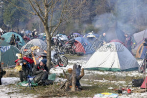 Zelten und Camping im Schnee auf einem Motorradtreffen - ImageShop