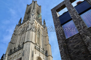 Zwei Gebäude, alt und modern - ImageShop