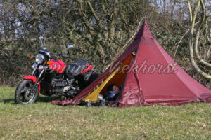 Zwei-Mann-Tipi und Motorrad - ImageShop