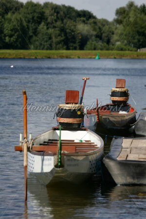 Zwei einsame Drachenboote - ImageShop