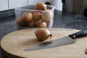 Zwiebel auf dem Schneidebrett - ImageShop Online